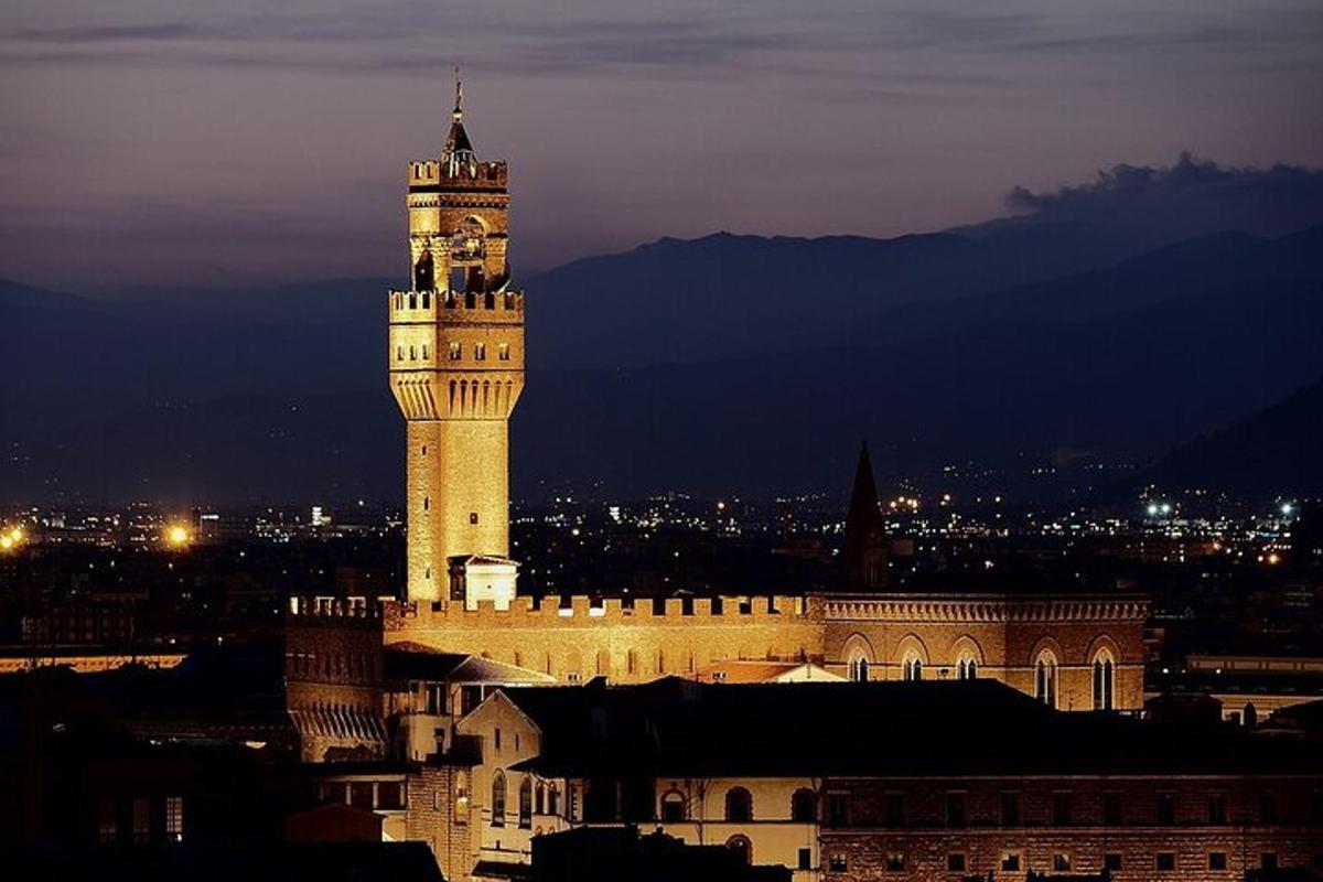 un'alta torre dell'orologio in una città di notte