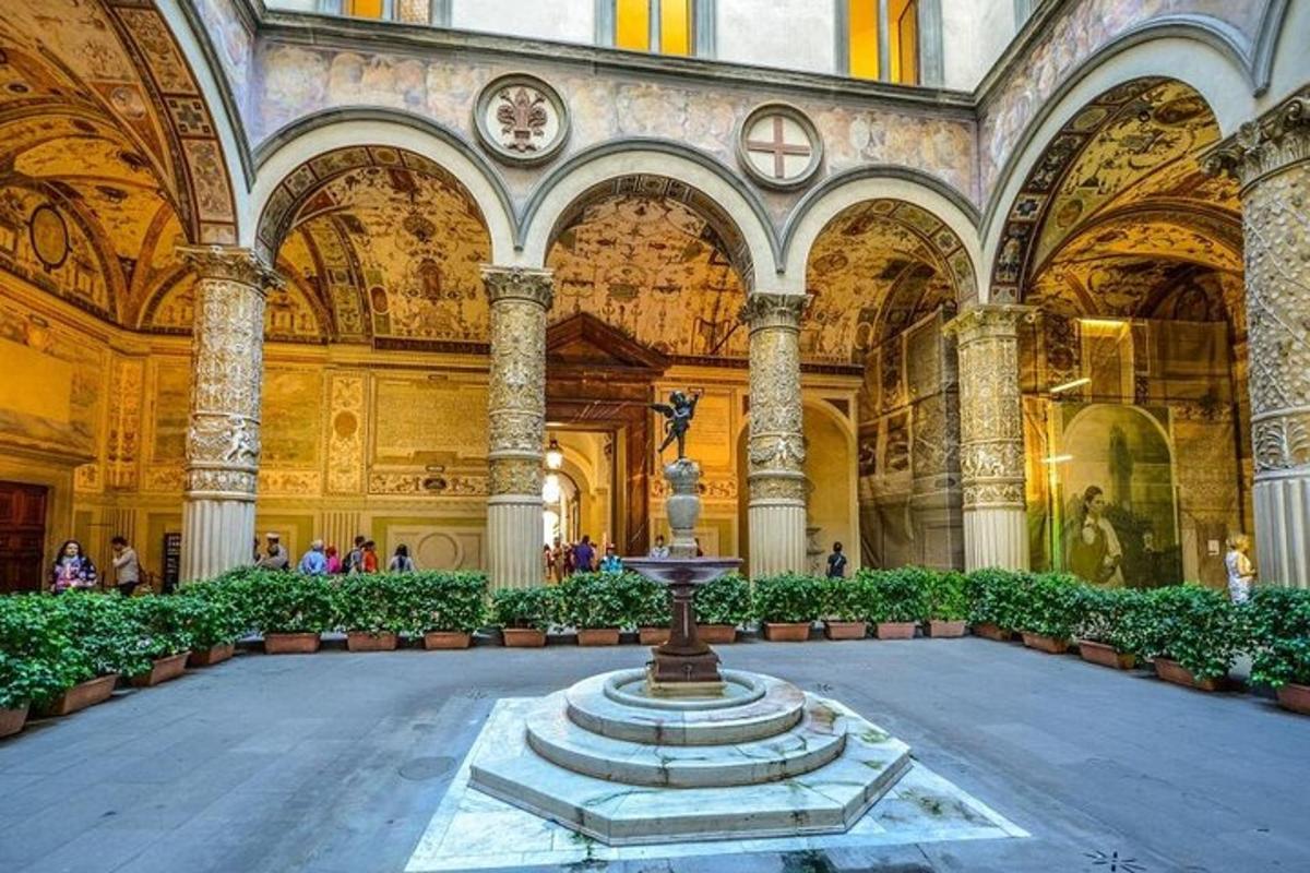 un grande edificio con una fontana al centro