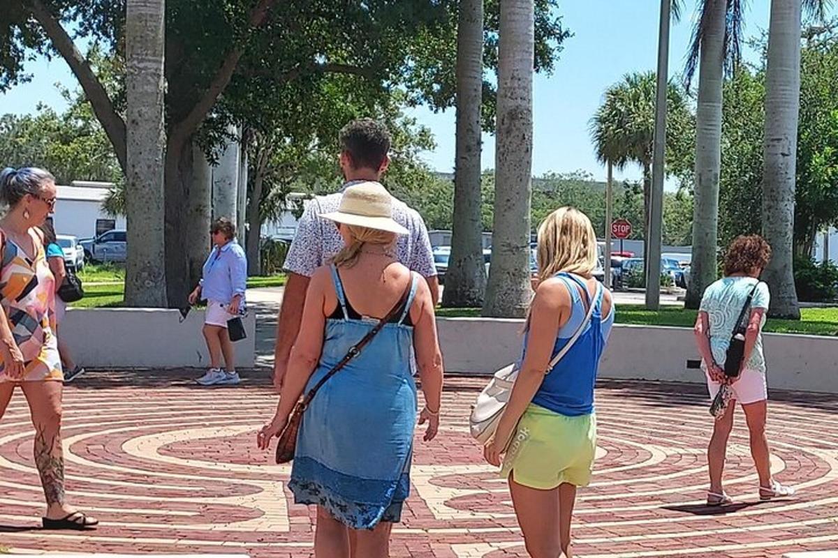 un gruppo di persone che camminano su un marciapiede