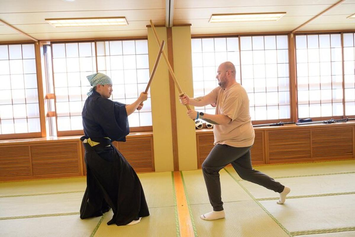 Dva moška igrata kendo