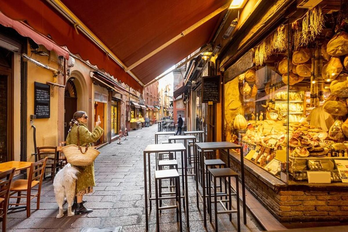 Una mujer con un perro parada frente a una tienda