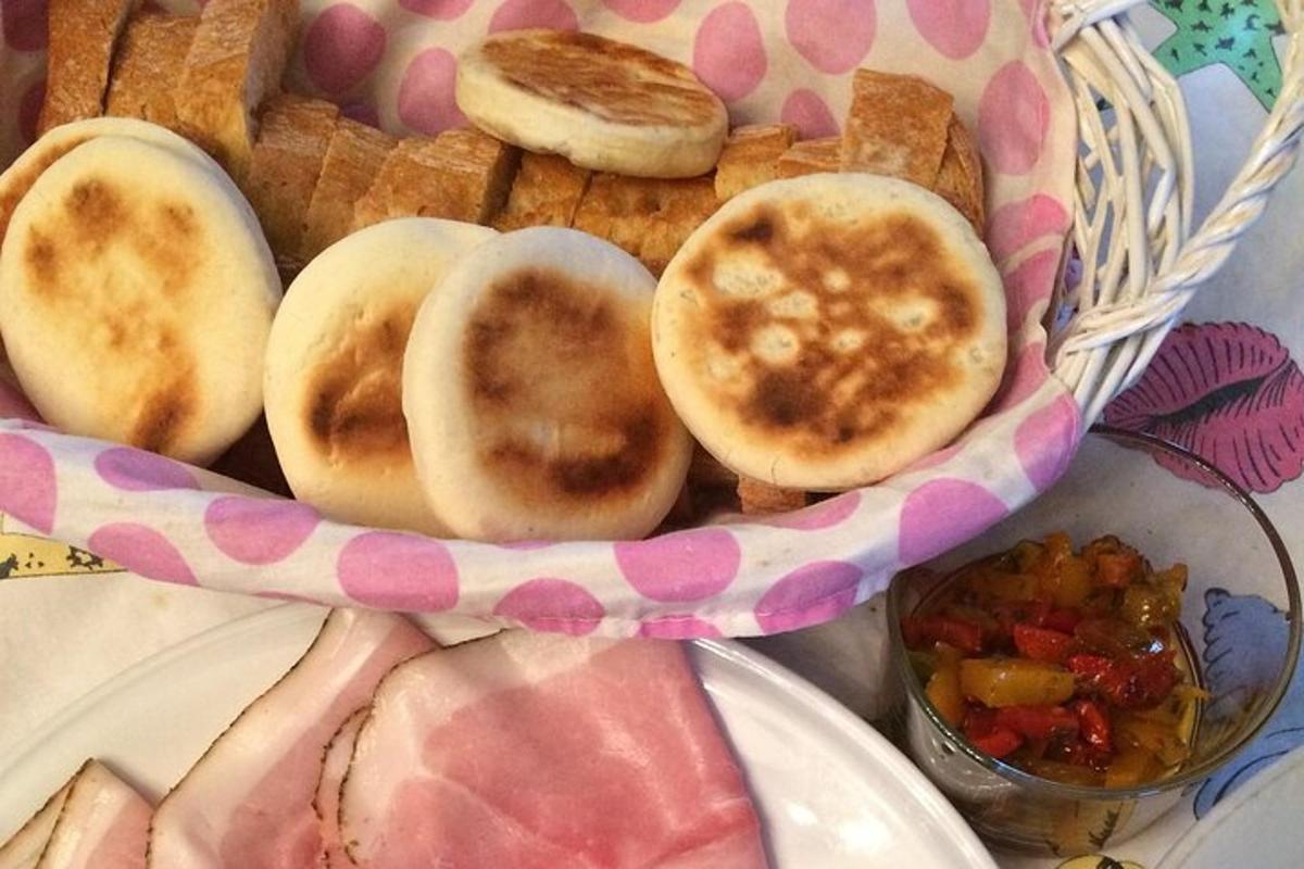 košaro hrane s kruhom in piškoti ter skledo hrane