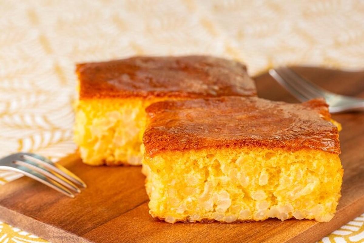 dva kosa koruznega kruha na deski za rezanje z vilicami
