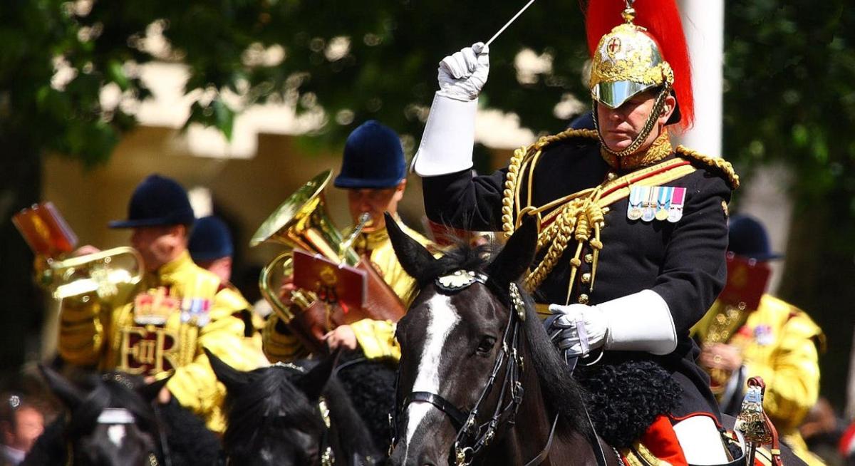 en gruppe mennesker som rir på hester i en parade