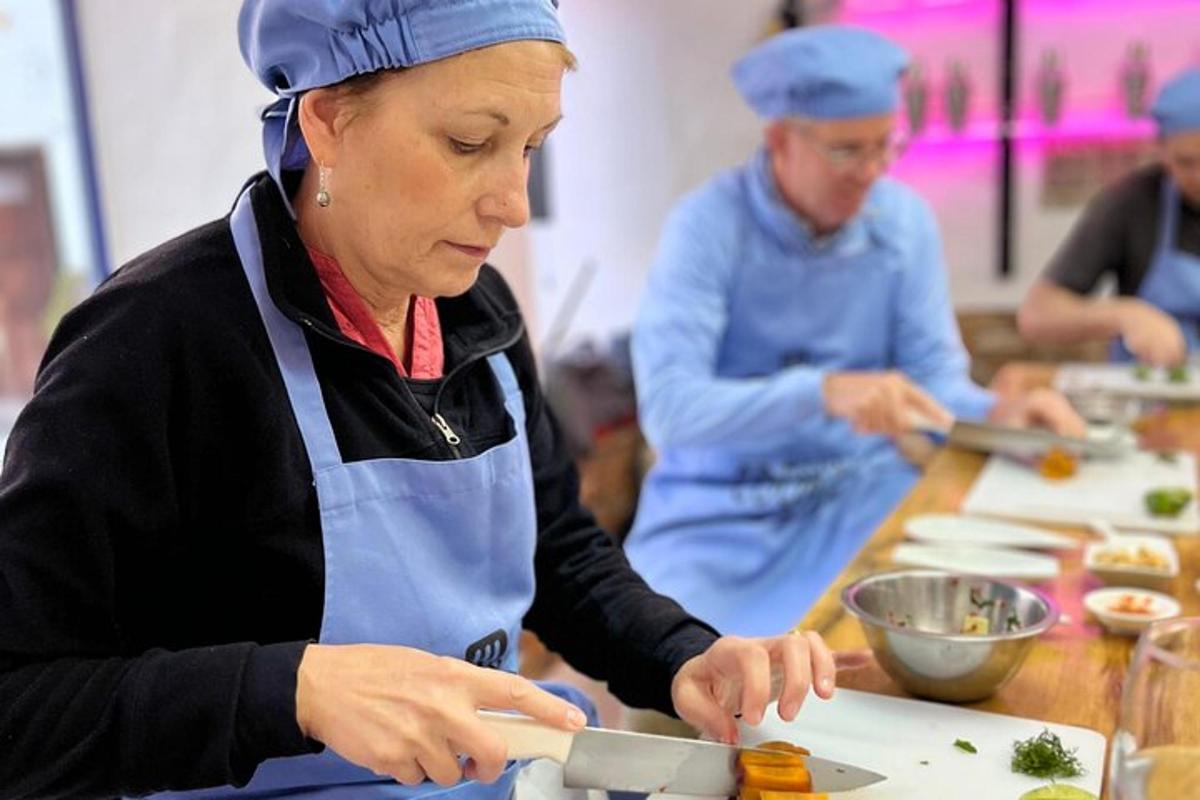 Un grupo de personas en una cocina preparando comida.