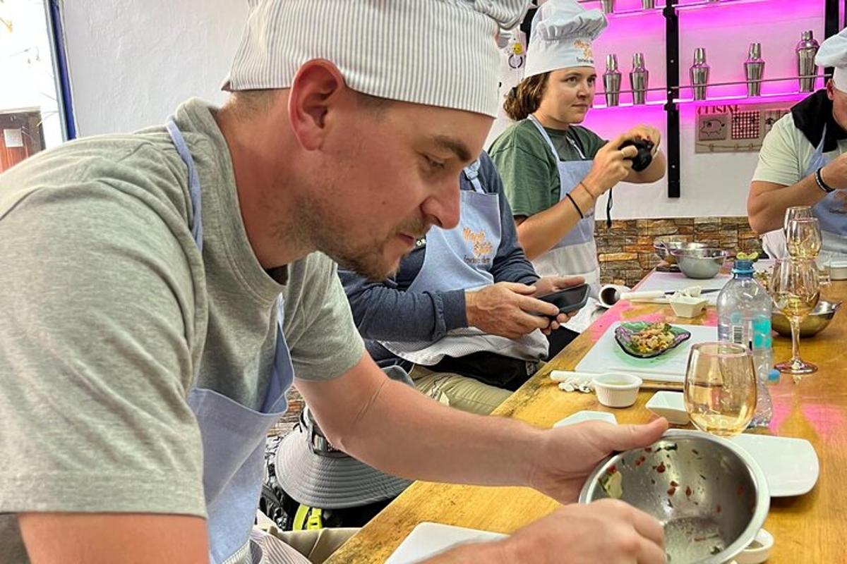 Un grupo de personas sentadas en una mesa comiendo comida