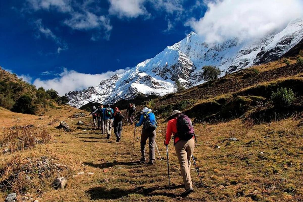 sekumpulan orang berjalan di atas denai gunung