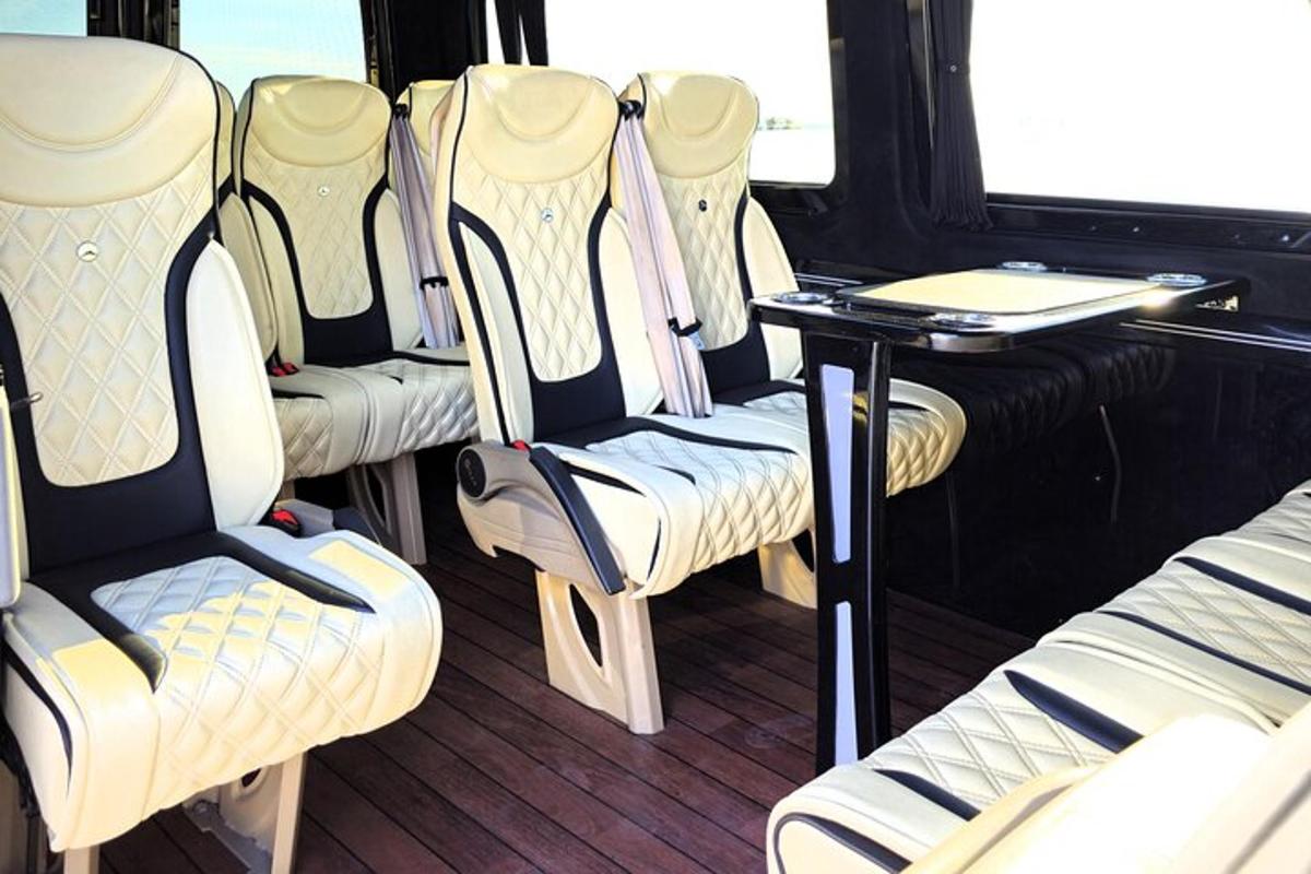 una fila de sillas y una mesa en un autobús