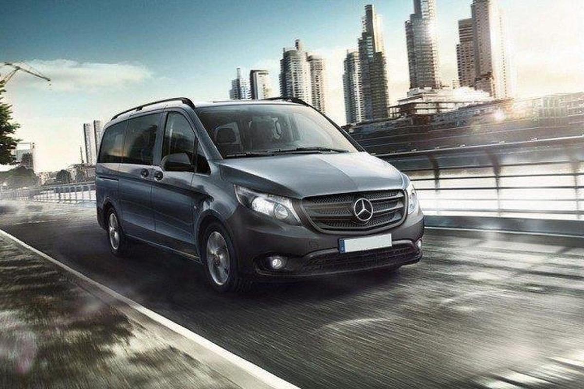 acedes benz van mengemudi di jalan raya di kota