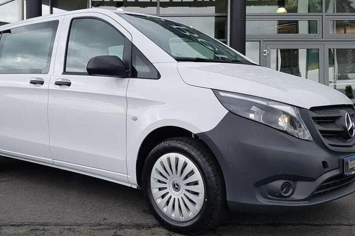 bílé auto zaparkované na parkovišti