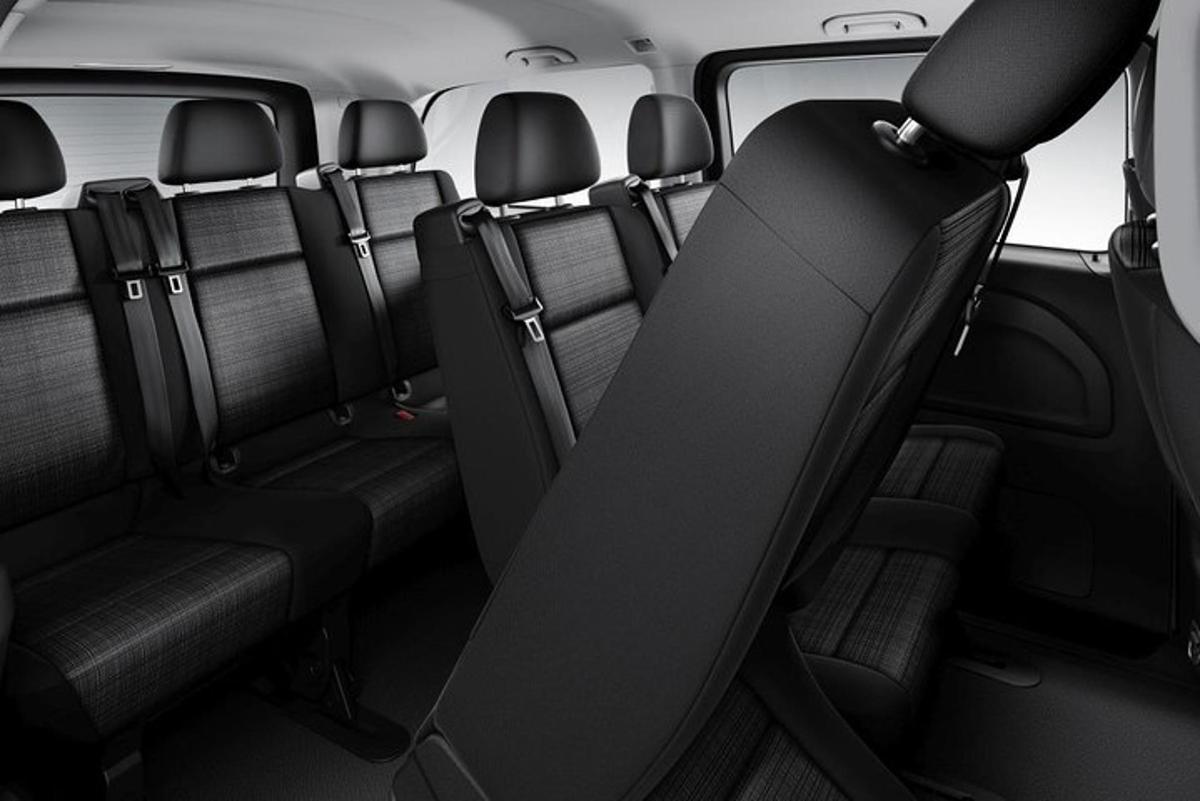 kursi di belakang mobil dengan kursi belakang diturunkan