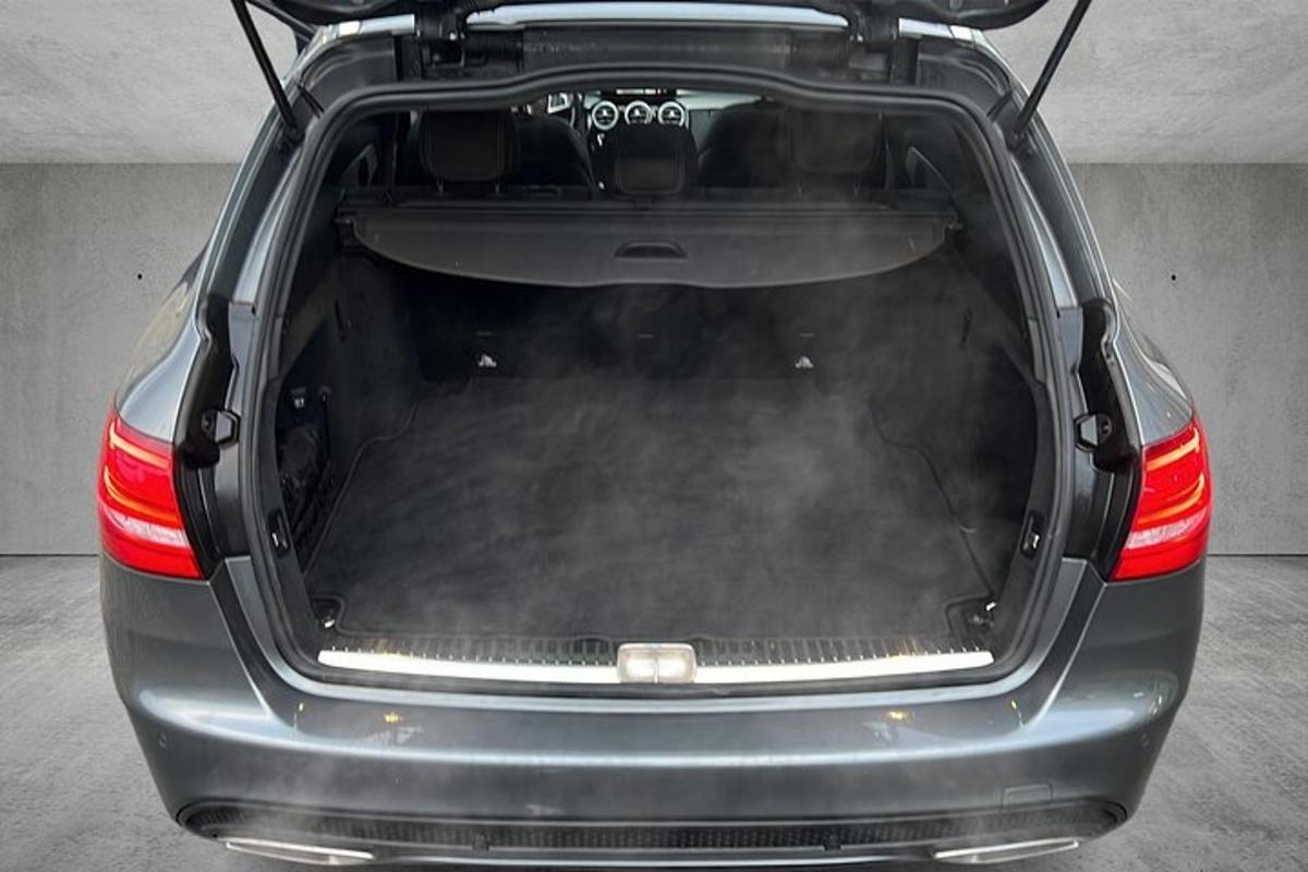 bagasi mobil dengan bagasi belakang terbuka