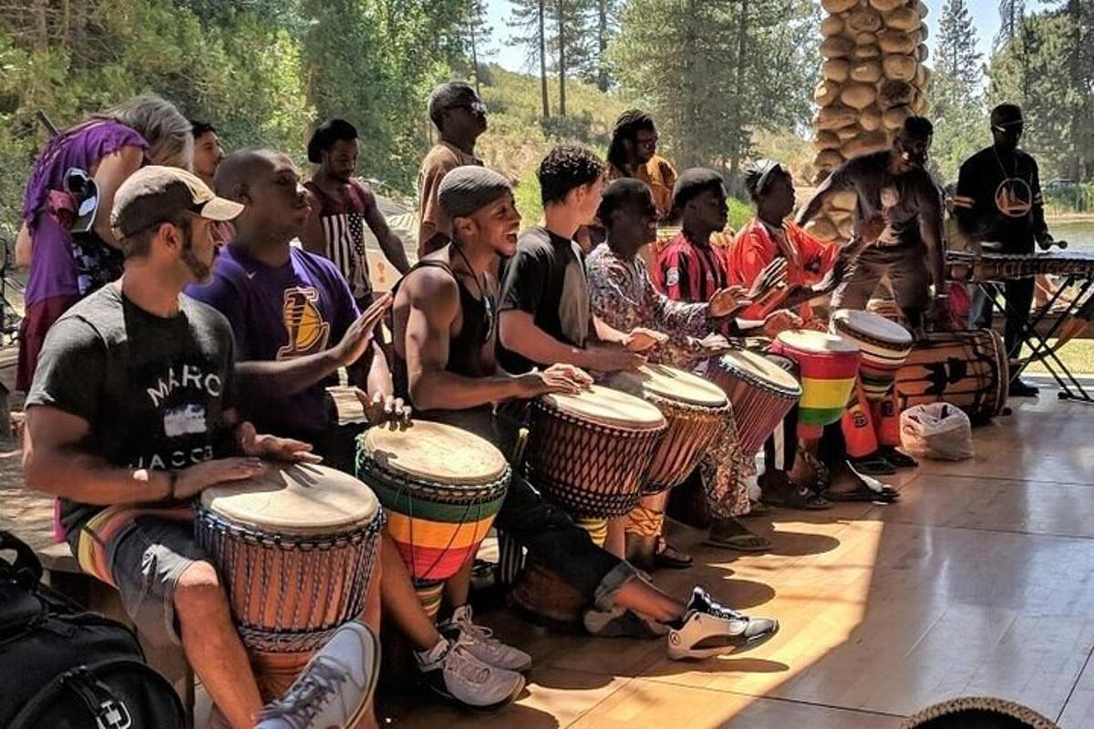 Un grupo de personas sentadas alrededor de los tambores