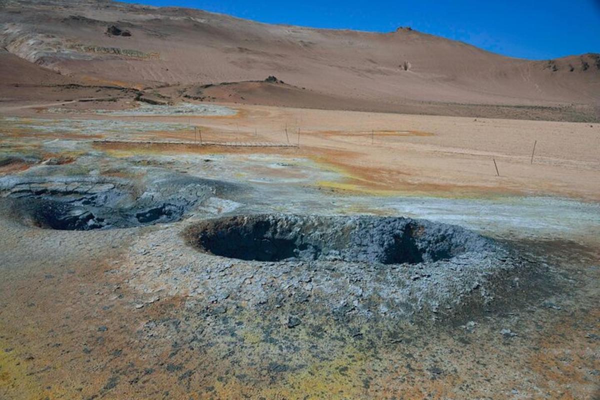 kawah besar di tengah padang pasir