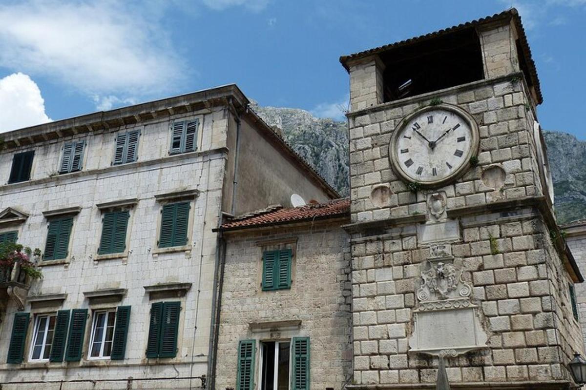 un edificio con un orologio su un lato