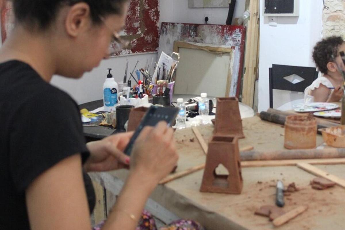 Una mujer está trabajando en un trozo de madera.
