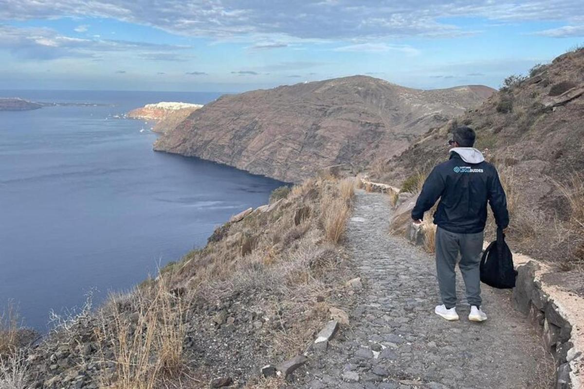 muž stojící na kopci a dívající se na oceán