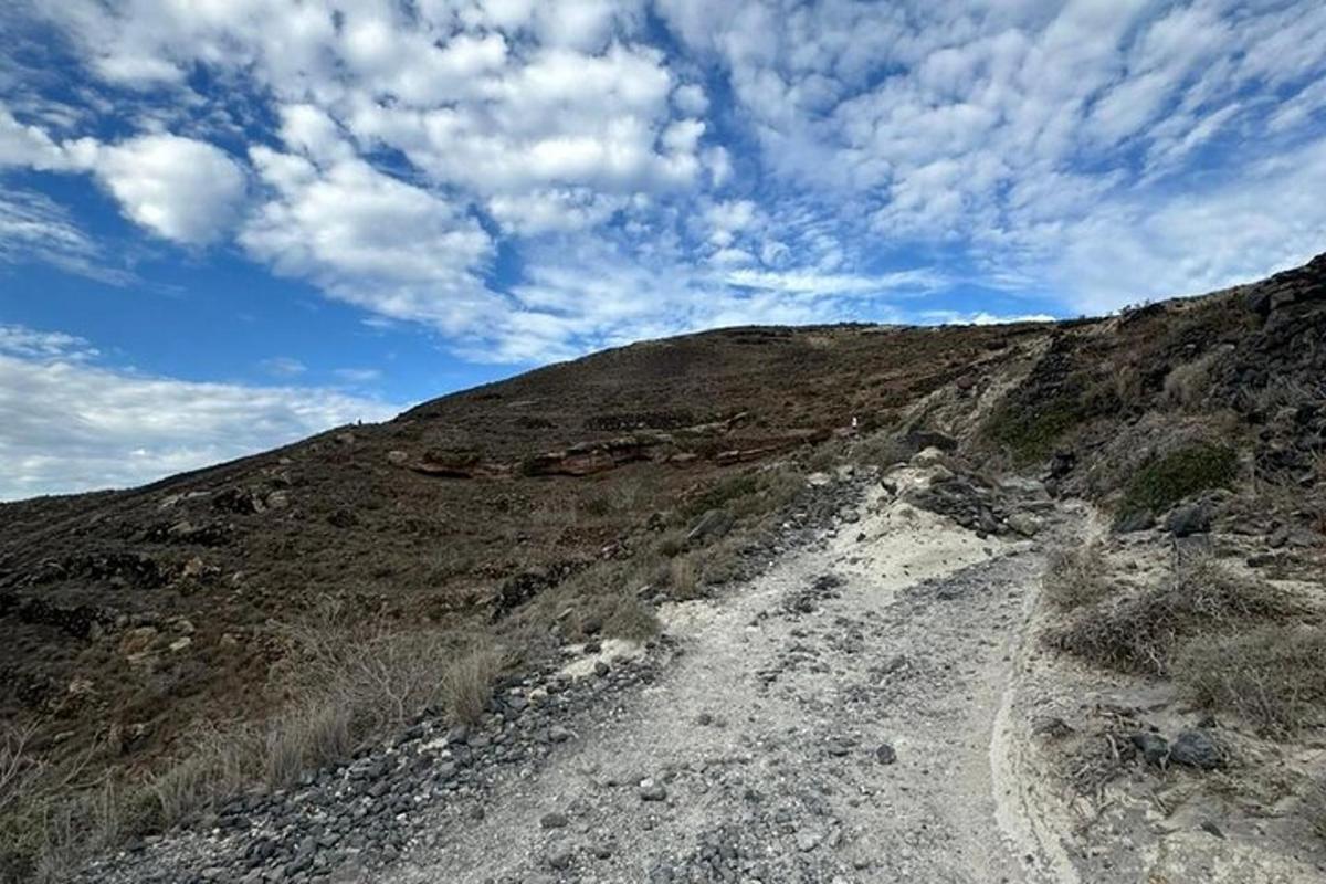 isang maruming kalsada sa gilid ng bundok