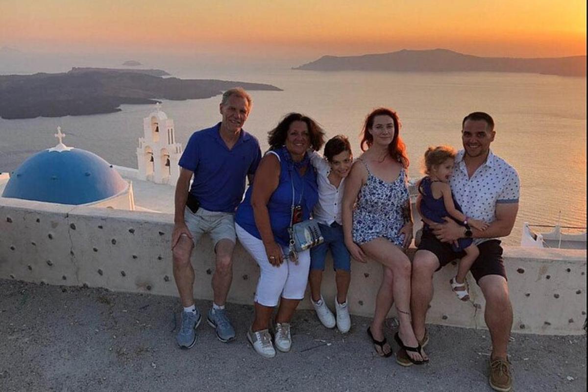 grupp inimesi poseerib seinapildi jaoks