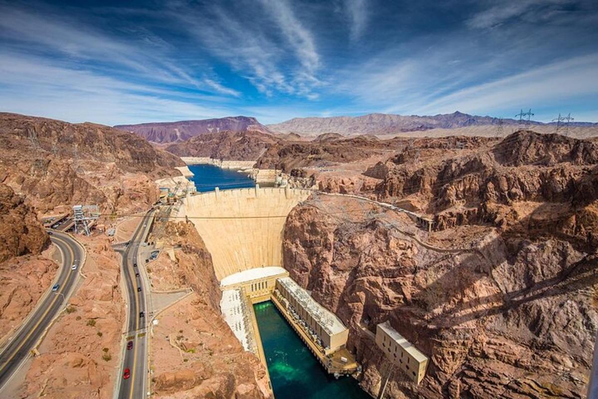 una vista di una diga nel mezzo di un canyon