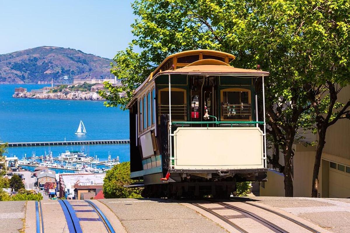 un tram fermo sui binari accanto all'acqua