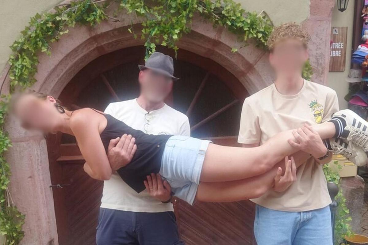 uma mulher deitada de costas na frente de dois homens