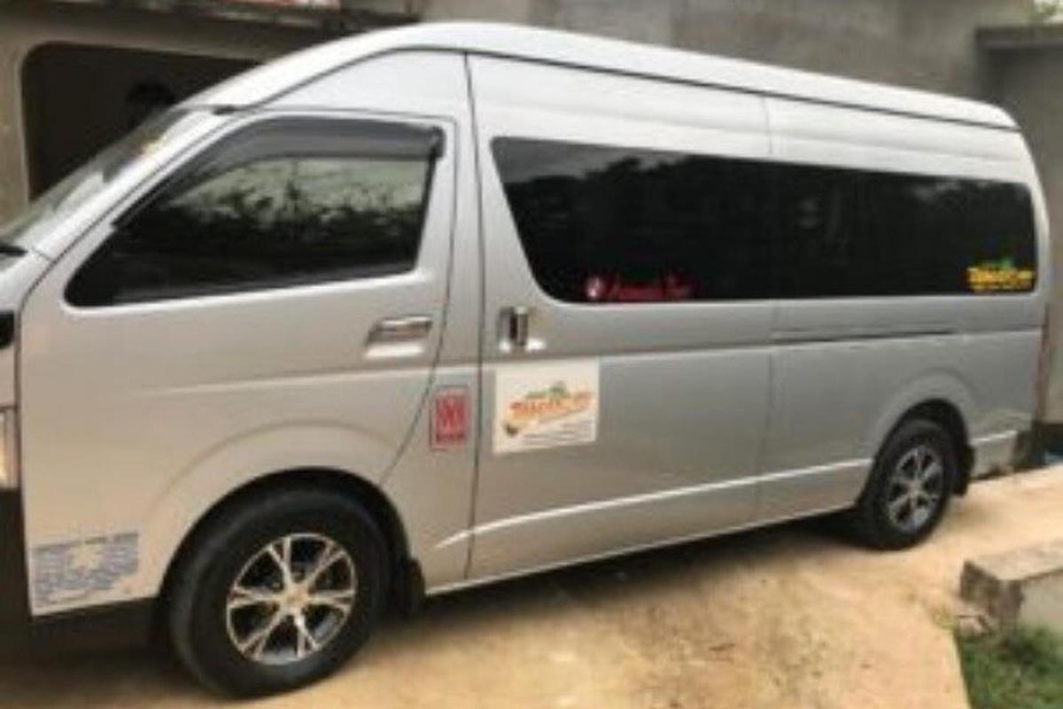 un furgone bianco è parcheggiato in un garage