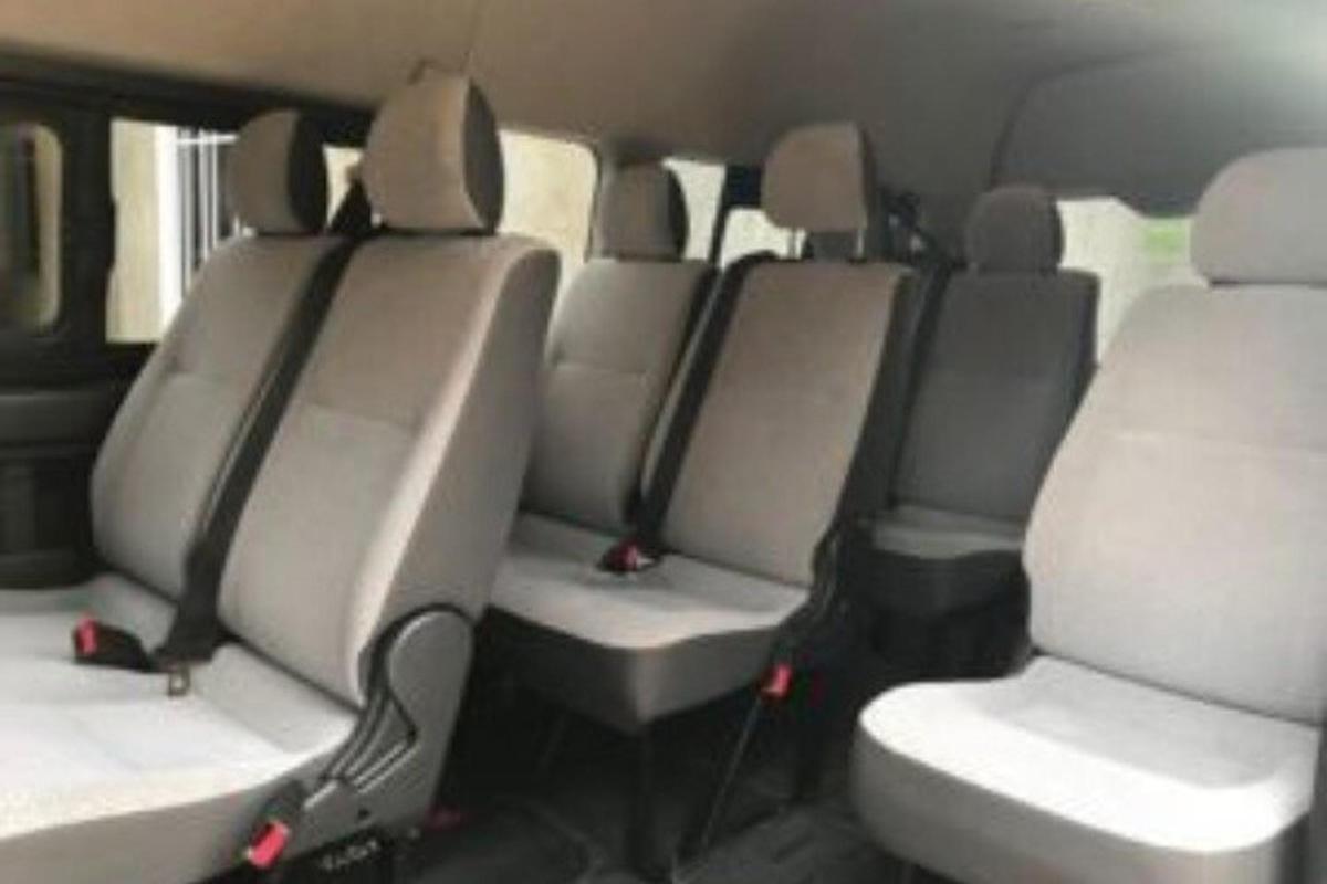 un gruppo di sedili nella parte posteriore di un'auto