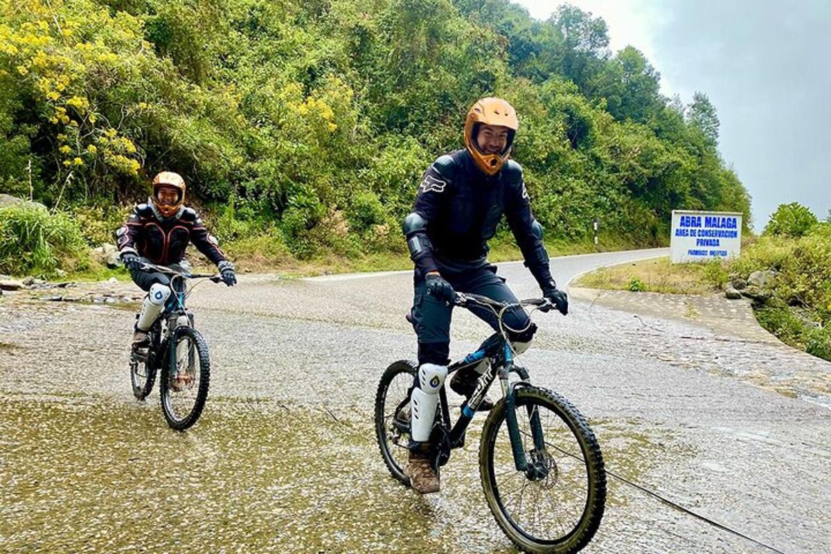 dua lelaki menunggang basikal mereka di jalan raya