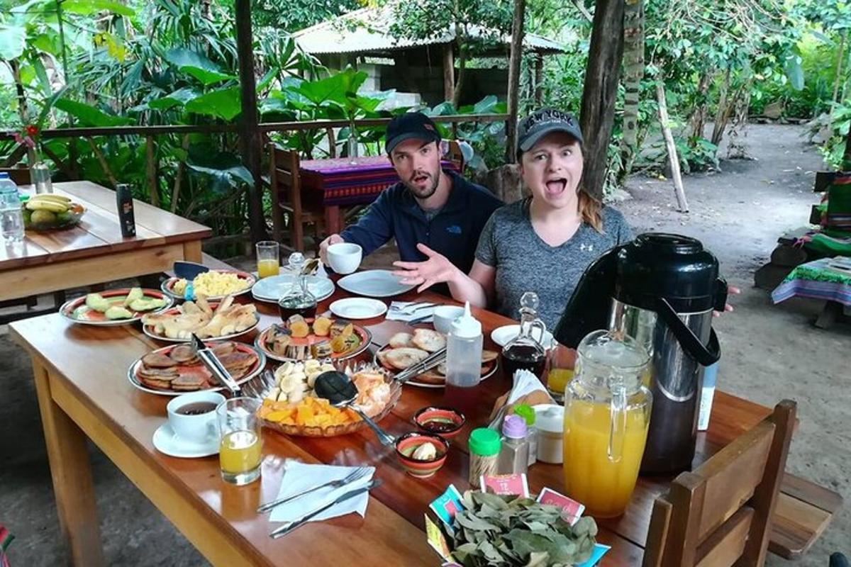 een man en een vrouw zitten aan een tafel met eten