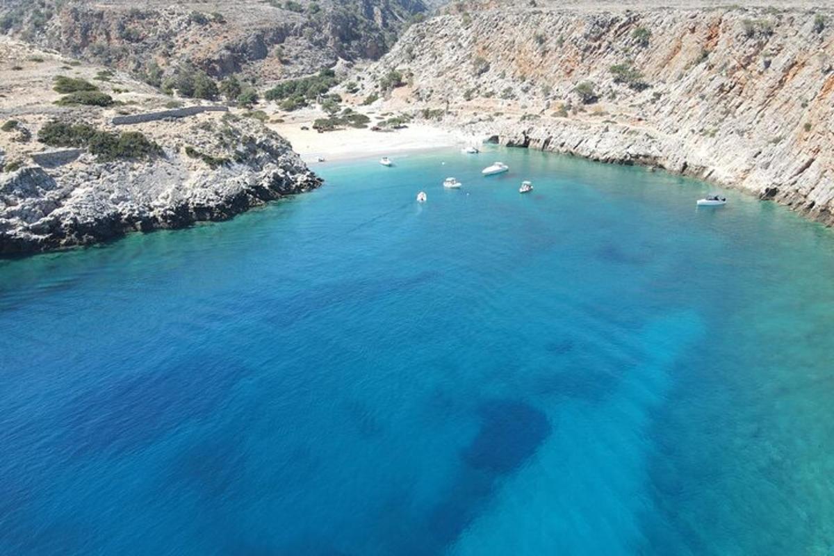 uma vista aérea de uma praia com barcos na água