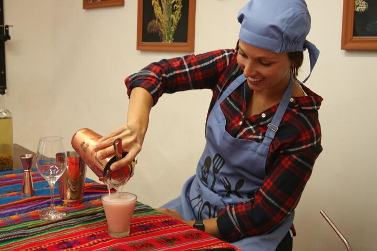 žena v klobúku si pripravuje nápoj