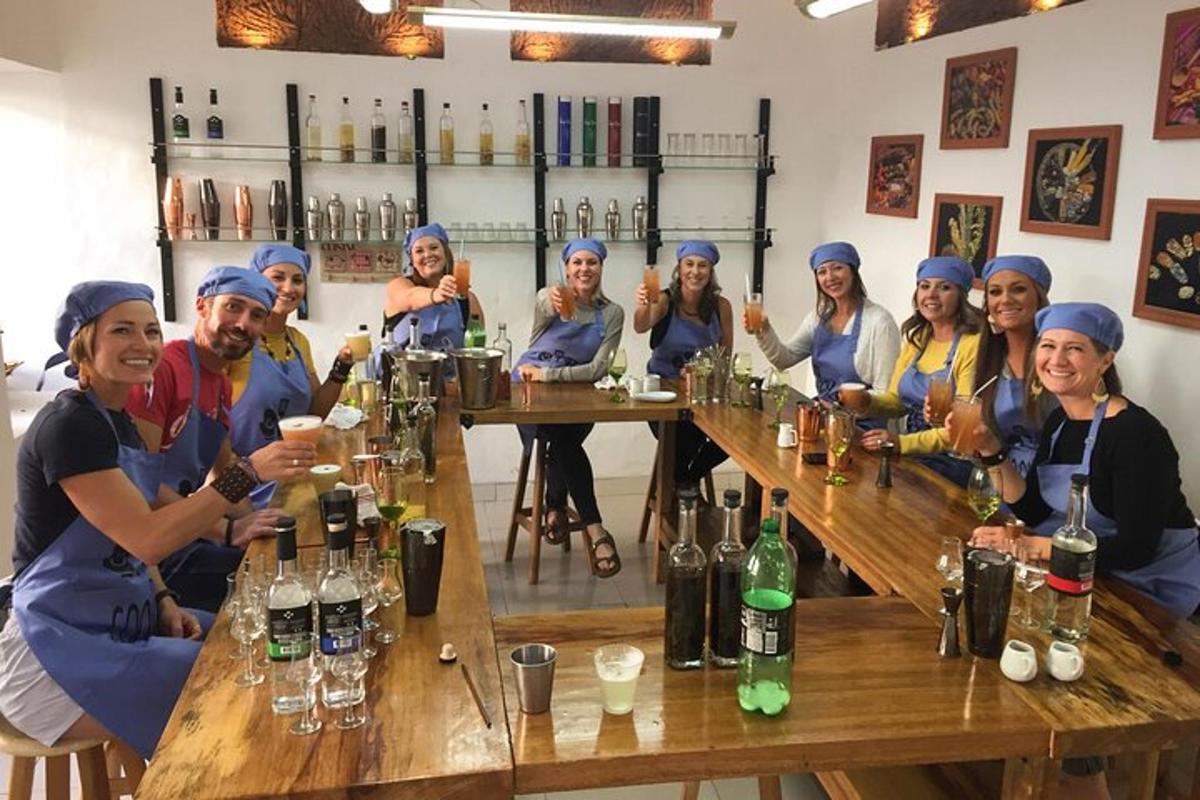 un gruppo di persone sedute a un tavolo con bicchieri di vino