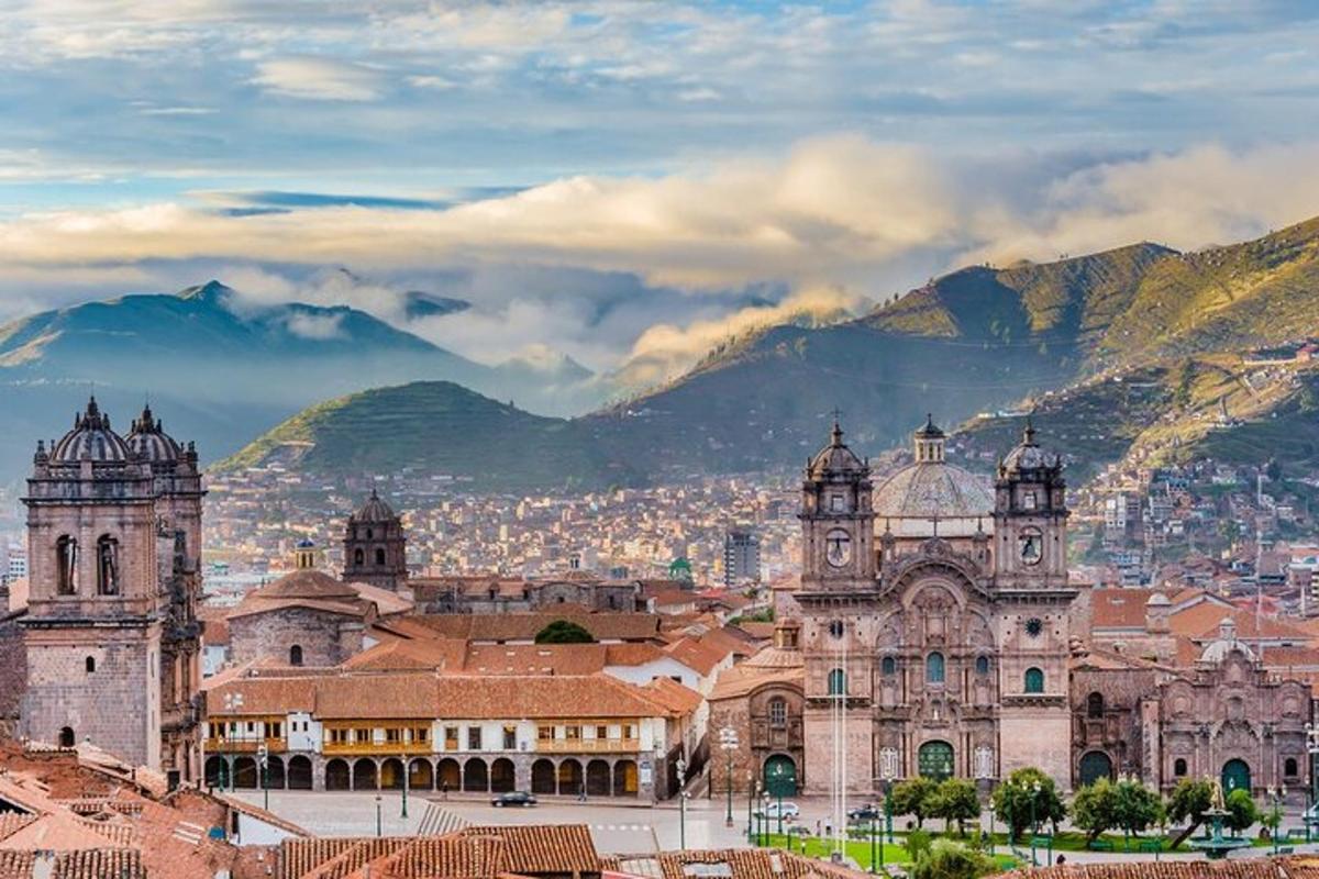 un gran edifici amb una ciutat i muntanyes al fons