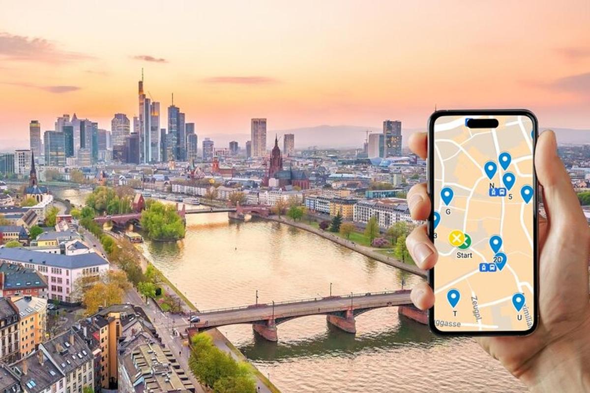 egy személy mobiltelefont tart a kezében egy város előtt