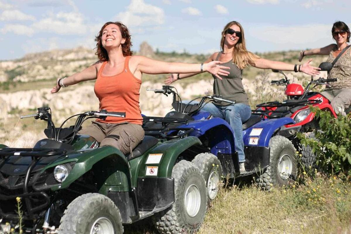 grupp inimesi, kes sõidavad ATV-dega põllul