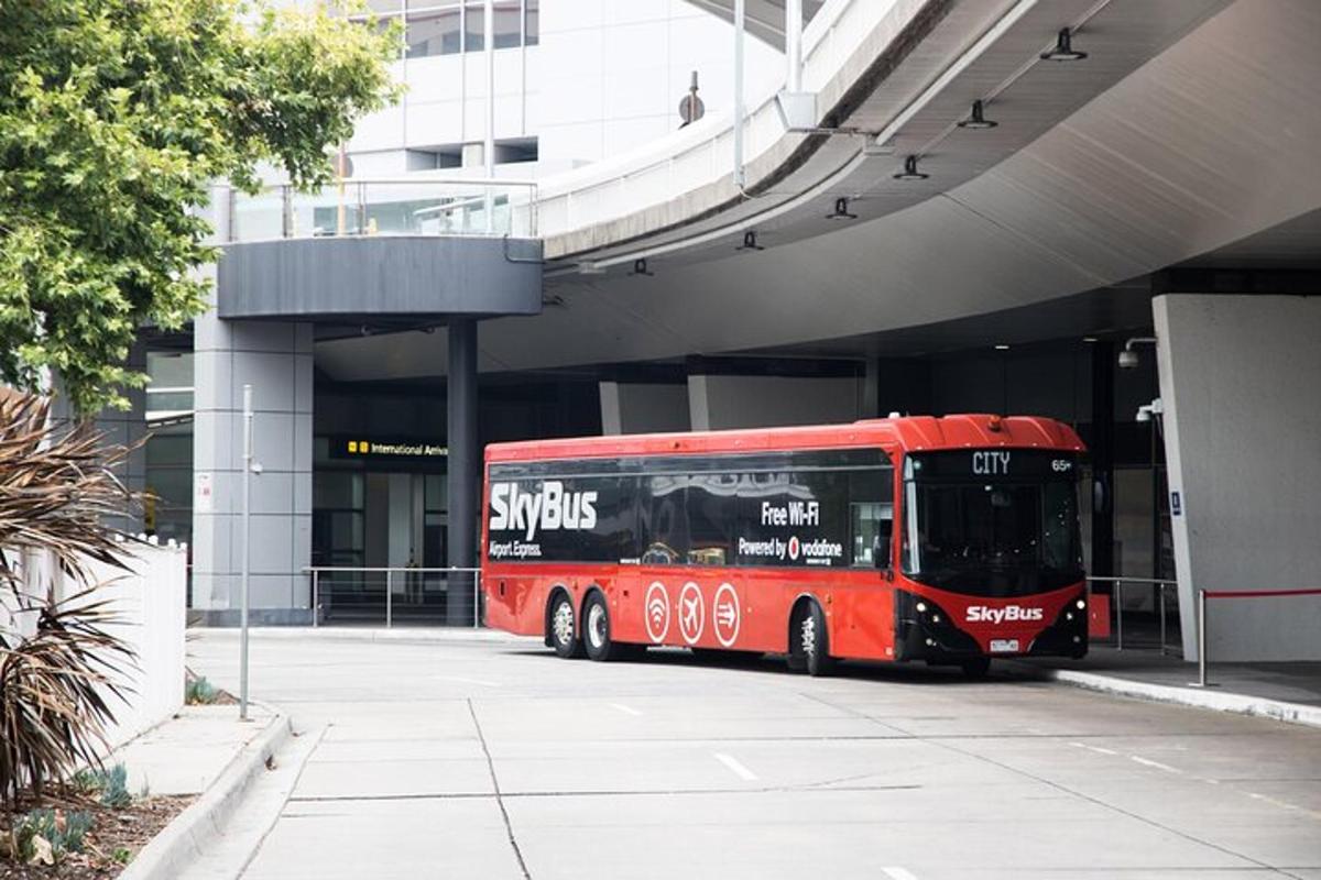 punane buss pargitud hoone ette