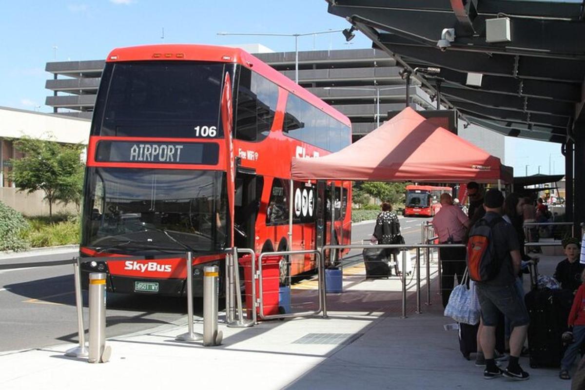 punane kahekordne buss pargitud bussipeatuses