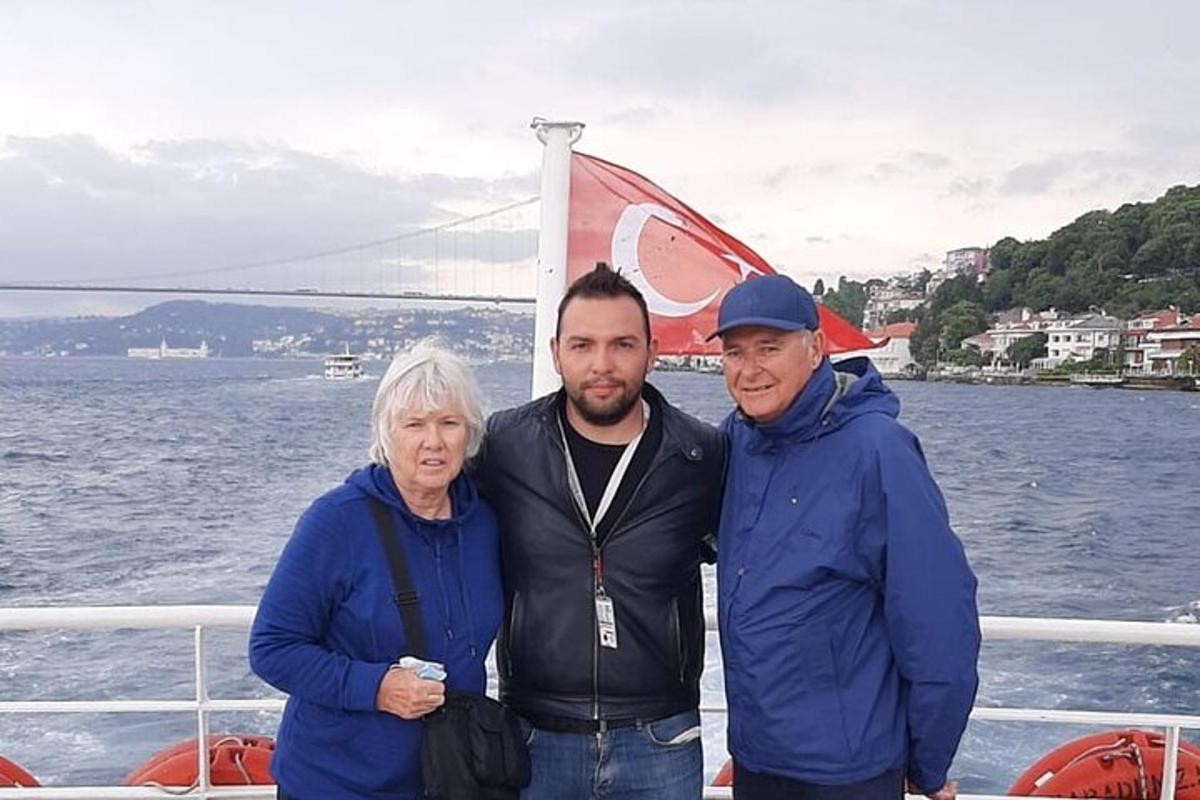 karl og kona standa á báti