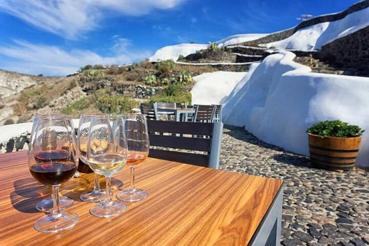 due bicchieri di vino appoggiati su un tavolo di legno