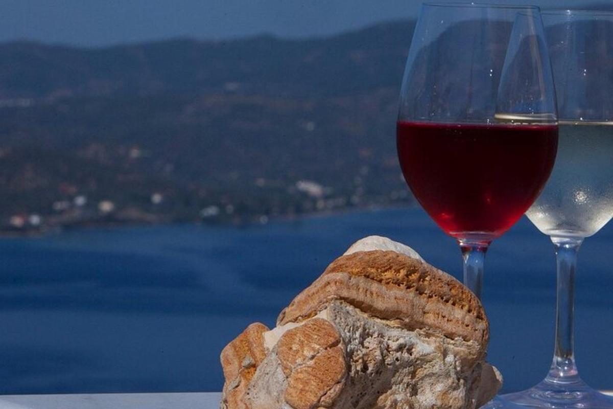 un bicchiere di vino e un pezzo di pane
