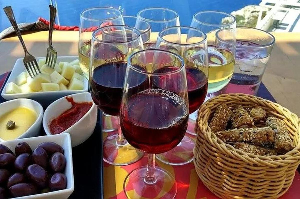 un tavolo apparecchiato con bicchieri di vino e cibo