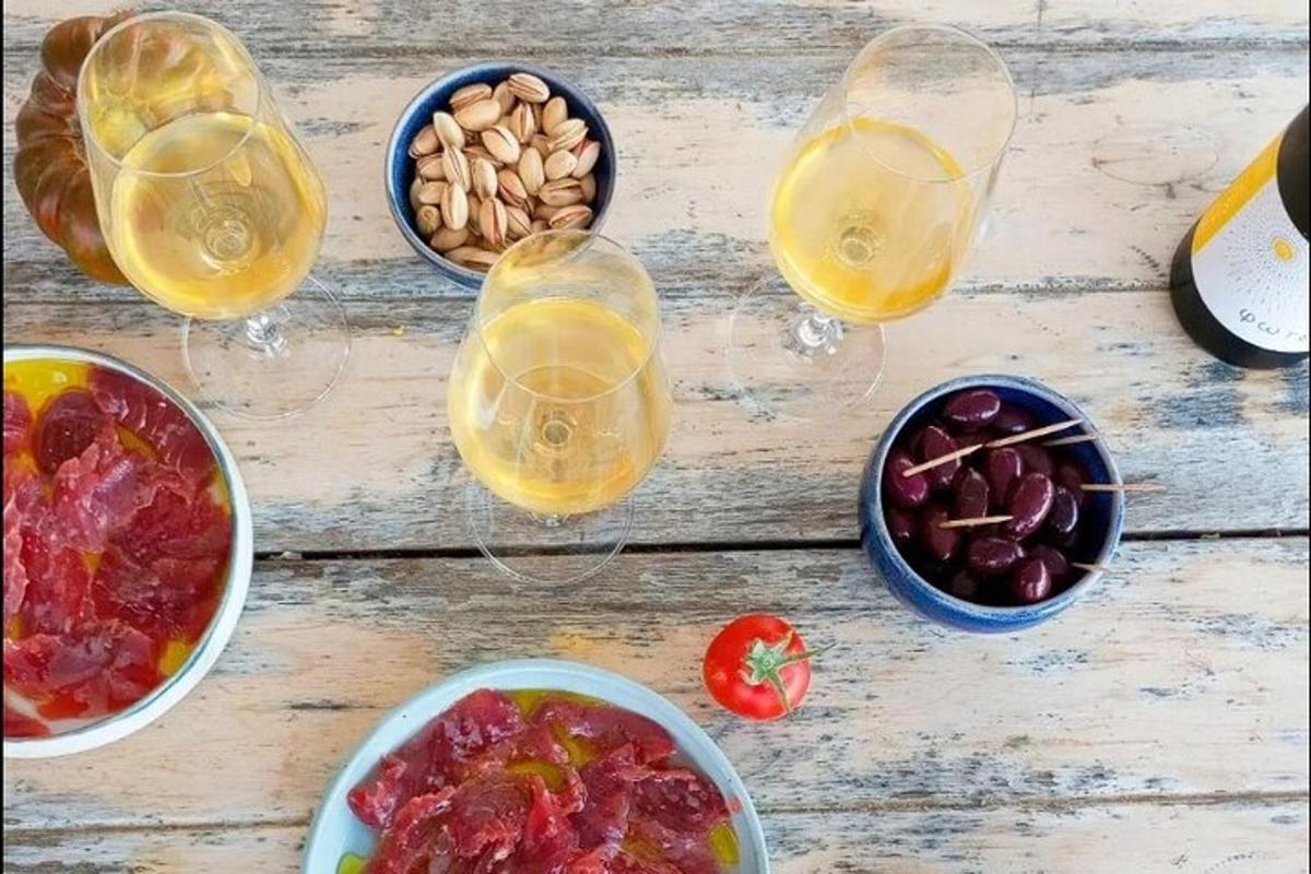 meja dengan mangkuk makanan dan gelas jus