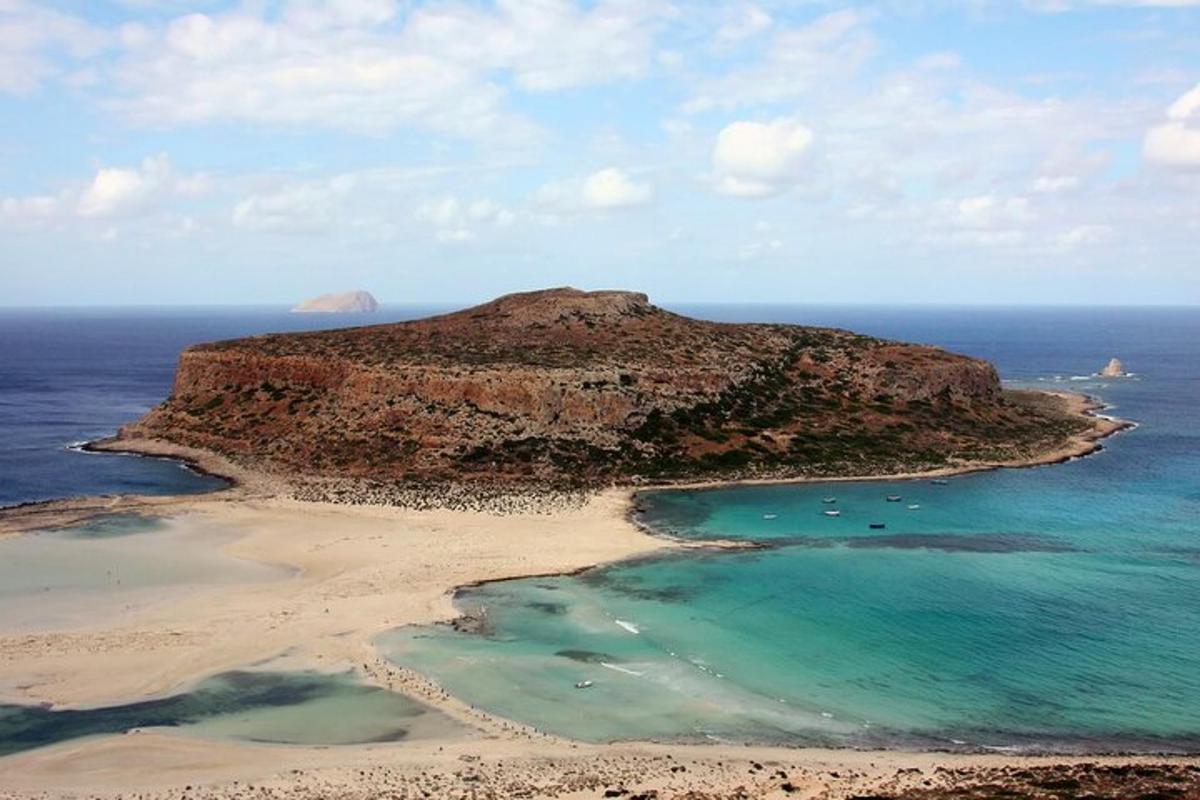pemandangan udara pulau kecil di lautan