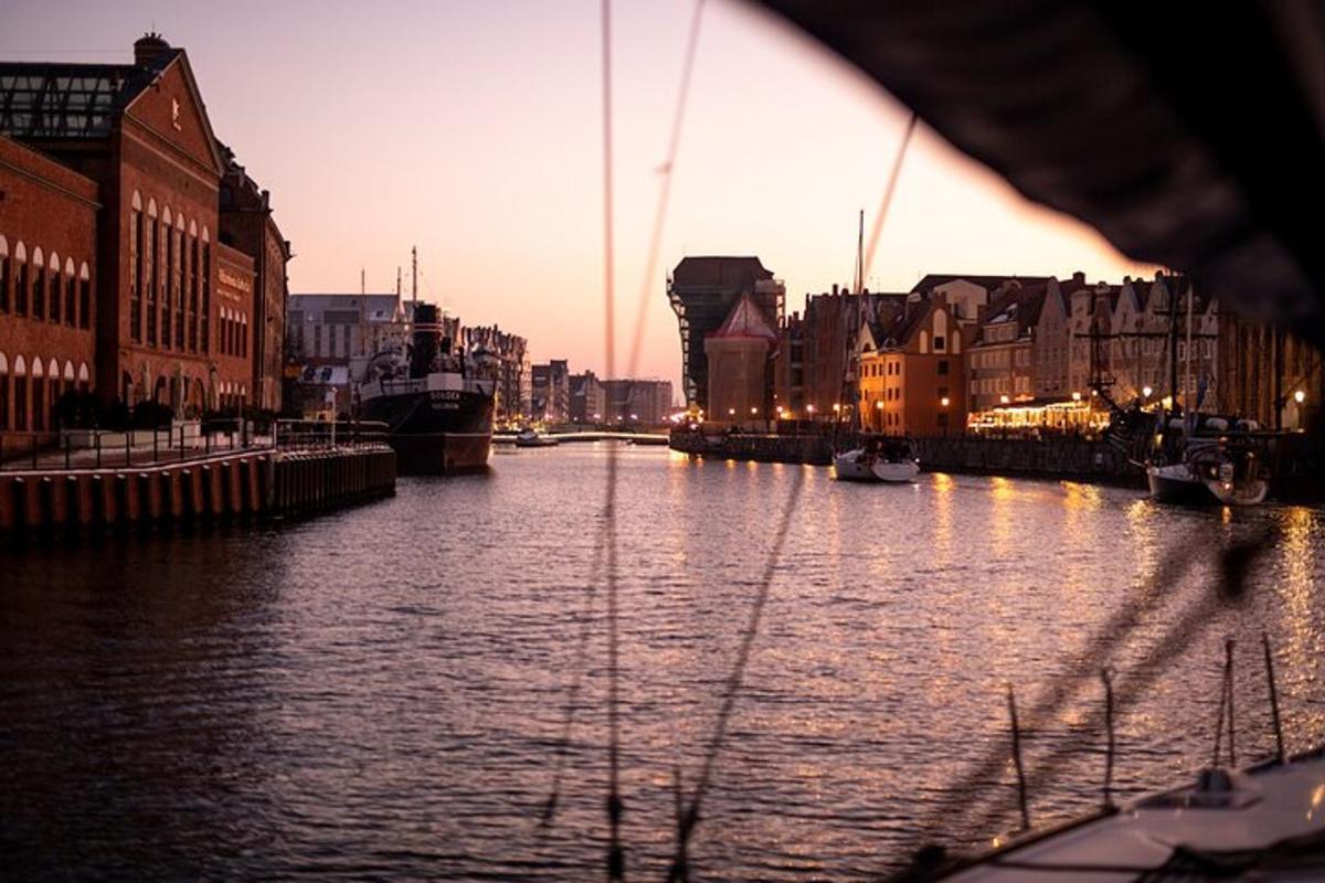 Blick auf einen Fluss mit Gebäuden und einer Stadt