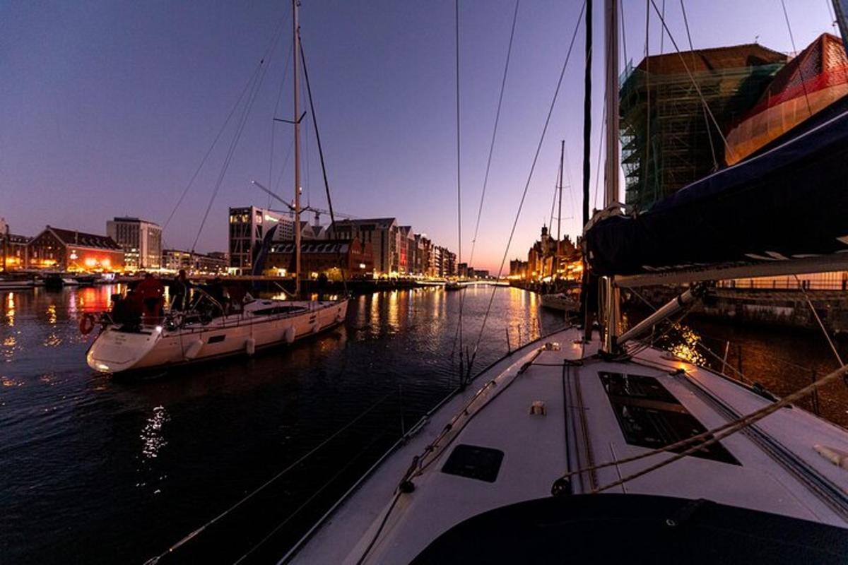ein Boot liegt nachts im Wasser