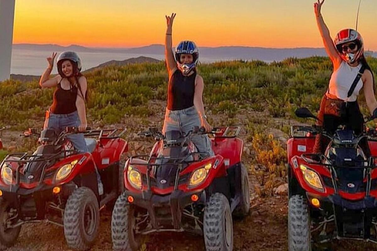 dues dones estan dretes en uns quads a la muntanya