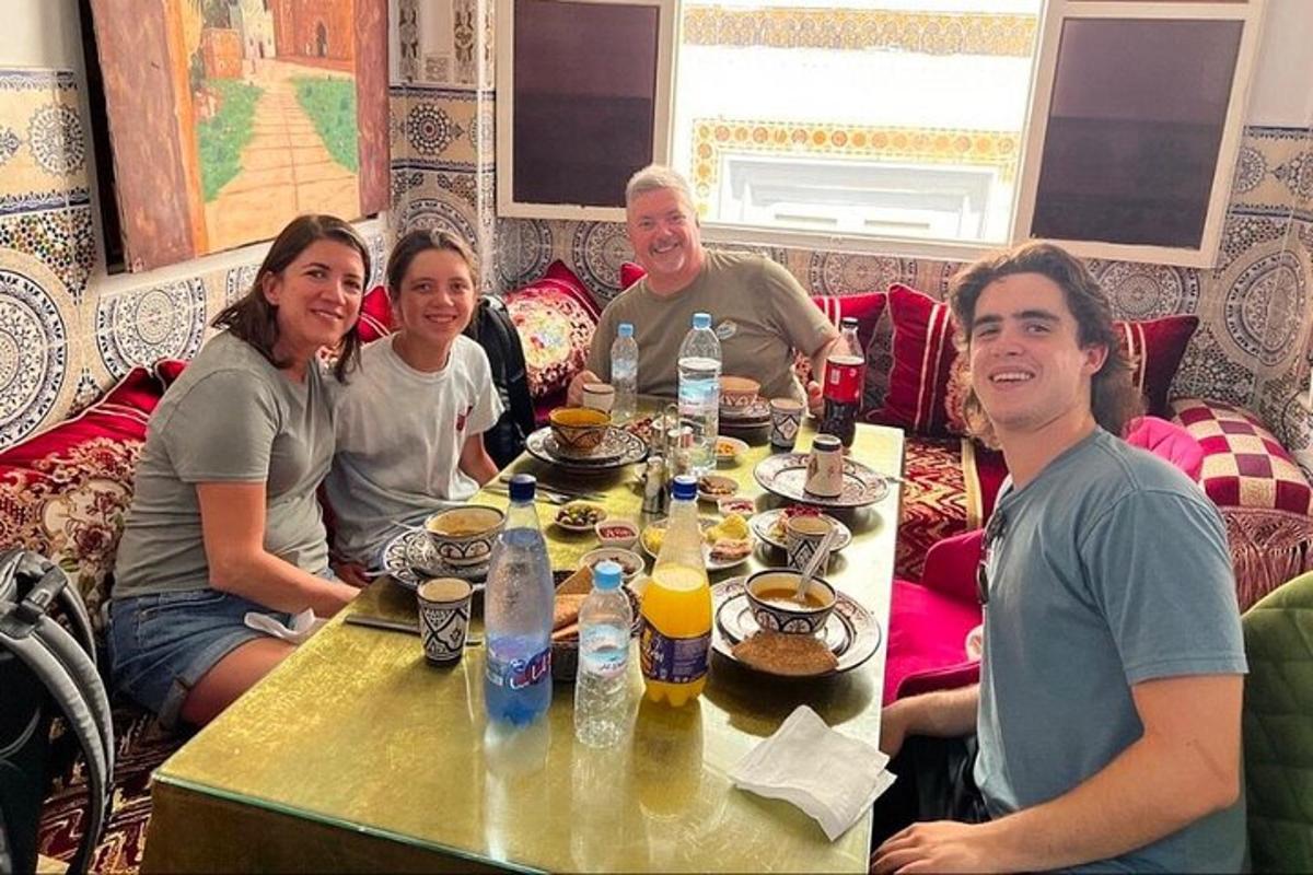 un grup de persones assegudes al voltant d'una taula