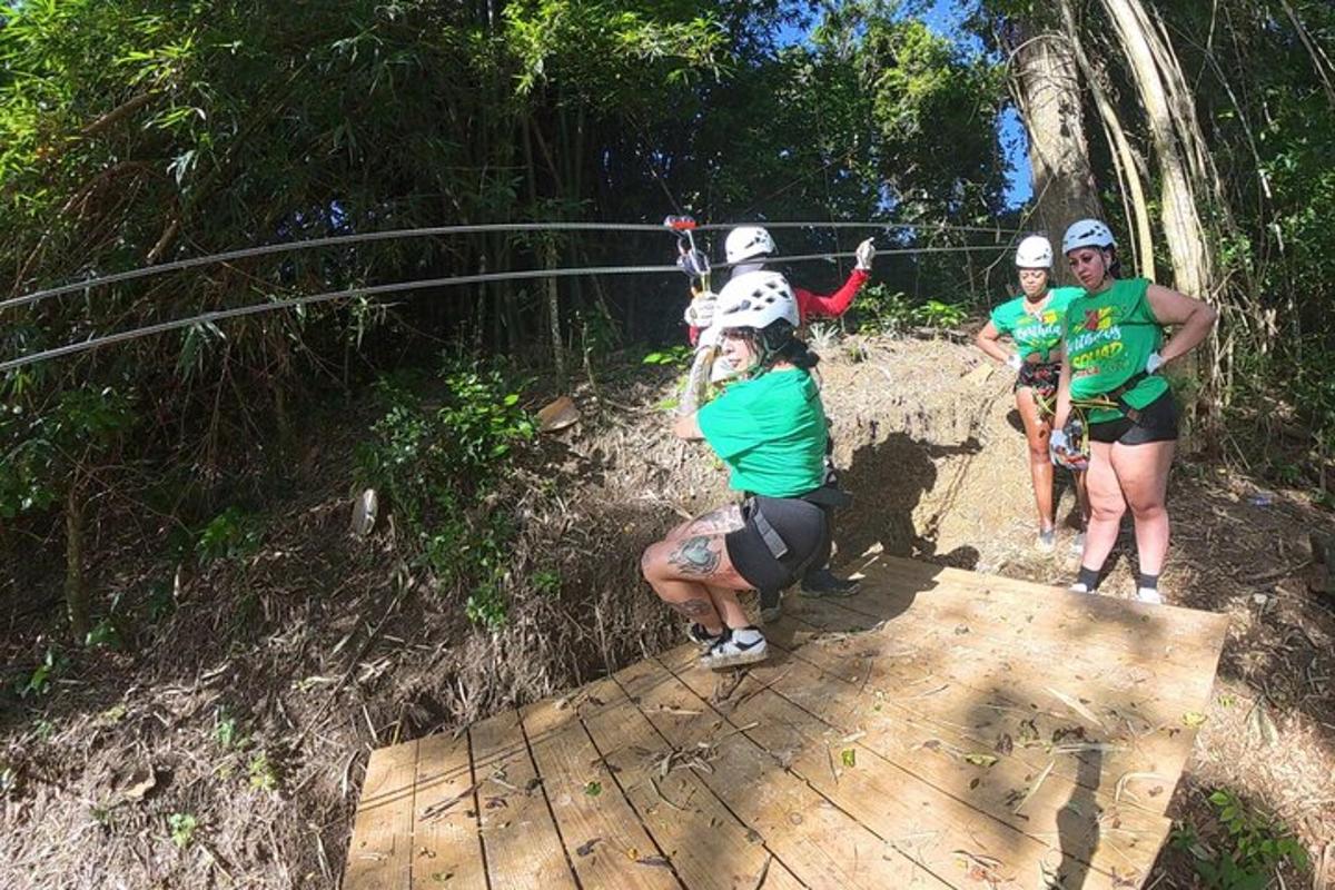 un gruppo di persone in piedi su un sentiero di legno