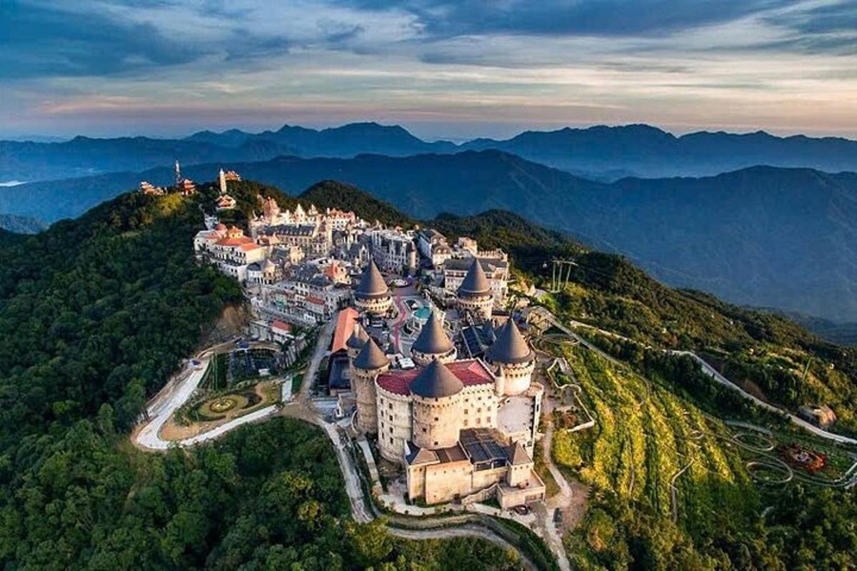 Letecký pohled na hrad na vrcholu hory